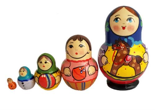 Poupée russe classique avec des jouets