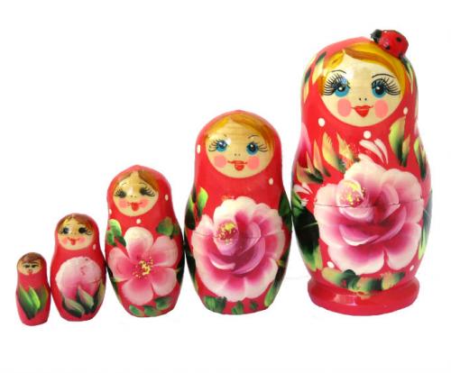 poupée russe rouge avec des fleurs